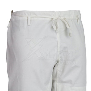 Uniforme de karaté personnalisé en coton 100% flexible avec logo sur le devant pour hommes, offrant une liberté de mouvement totale pour l'entraînement aux arts martiaux - Product Image 5