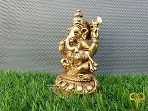 Grande statue de dieu en laiton |   Décoration de Temple Artisanale Moderne en Métal, Artisanat Durable et Artistique, Dieu Hindou de la Chance, pour Table de Maison - Product Image 4