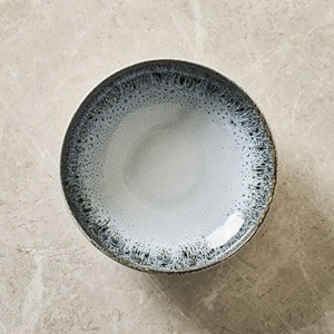 Bol à salade en céramique contemporain, design unique avec bord large et glaçure givrée, résistant aux rayures, qualité alimentaire, pour restaurant haut de gamme - Product Image 1