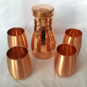 Bouteille d'eau en cuivre antique, gravée, martelée, écologique, au design classique, pour usage ayurvédique, de la collection Antique Creations - Product Image 4