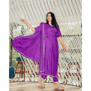 Hermoso Conjunto de Traje de Satén Violeta Talla XS con Diseño de Bordado Gotta - Product Image 3