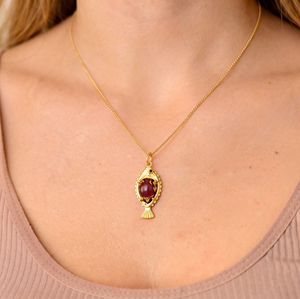 Colgante de pez tallado a mano con rubí natural de Mohave, collar chapado en oro, joyería bohemia con dije de animal, regalo para ella. - Product Image 1