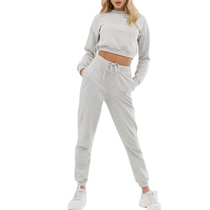 Nouvel ensemble de survêtement personnalisé pour femme 2026 – Vêtements de sport OEM en gros, design respirant, tenue décontractée d'entraînement à prix réduit, hauts courts - Product Image 1