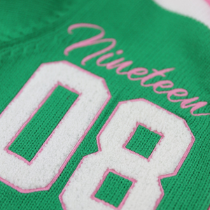 เสื้อคาร์ดิแกนสีเขียวชมพู AKA 1908 สำหรับผู้หญิง แบบถักติดกระดุม ปักลายเชนิลล์ สไตล์เครื่องแต่งกายชมรมหญิงชาวกรีก แขนยาว ทรงสวยทันสมัย - Product Image 6