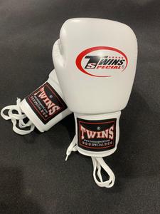 นวมชกมวยหนังวัวแท้แบบใหม่ Twins White Muay Thai Sanda ระบายความชื้นได้ดี พร้อมแถบตีนตุ๊กแก สำหรับผู้ชายและผู้หญิง - Product Image 5