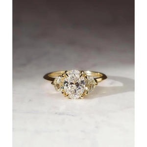Bague de fiançailles et de mariage en argent sterling 925 plaqué or avec trois pierres de moissanite taille ovale pour femme – Cadeau - Product Image 1