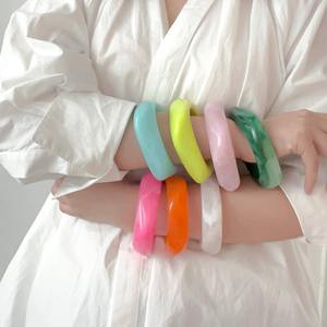 กำไลเรซิ่นทำมือ พิมพ์ลายดิจิทัล สีพื้นเรียบหรู เครื่องประดับแฟชั่นคุณภาพพรีเมียมสำหรับผู้หญิง ขายส่ง คุณภาพส่งออก - Product Image 1