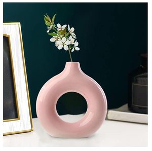 Vase à fleurs rond minimaliste en céramique rose en forme de beignet, finition mate, pour la décoration de la maison - Product Image 4