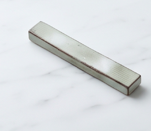 Reposacucharas clásico de cerámica, rectangular y largo, con borde marrón, para uso en cocina y comedor. - Product Image 1