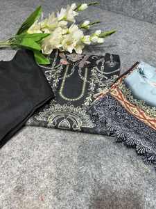ชุดเสื้อและกางเกงมัสลินพิมพ์ลายดิจิตอลพร้อมผ้าคลุมไหล่ สีเทา AG307 - Product Image 3