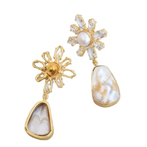 Pendientes Artesanales de Perlas con Piedras Preciosas Pulimentadas, Chapado en Oro Pulido y Joyería Hecha a Mano de Calidad - Product Image 3