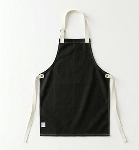 Delantal de lona negro con costuras blancas y bolsillos para uso en restaurantes y bares, diseño unisex - Product Image 2