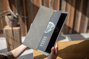 Porta Menús de Cuero Genuino Premium, Cubierta para Menús de Restaurante, Carpeta para Menús con Logotipo Personalizado, Funda de Lujo para Lista de Vinos LMC-0107 - Product Image 2