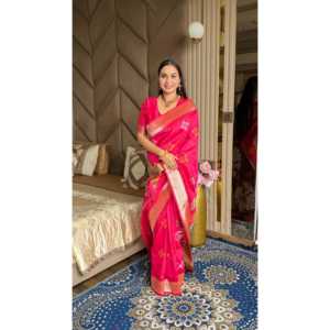 Sari de Seda Suave Elite Weaves Ikkat Patola con Motivos Meenakari, Pallu de Pavo Real y Borde de Zari Dorado para Vestidos de Boda - Product Image 1
