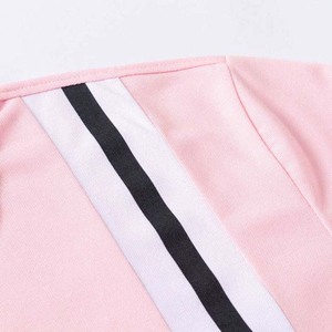 เสื้อถักแขนสั้นสีชมพูสำหรับผู้ชาย มีซิปและลายทางสีตัดกัน สไตล์ลำลอง มีจำหน่ายแล้ว - Product Image 6