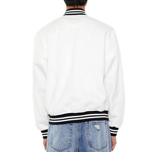 Veste universitaire d'hiver pour homme en mélange de laine, manches contrastées, fermeture à boutons-pression, col et poignets côtelés rayés, détails de patchs personnalisés - Product Image 4