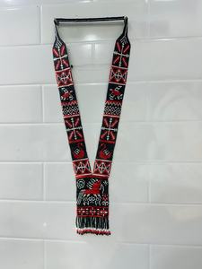 สร้อยคอลูกปัดแบบดั้งเดิมพร้อมลวดลายม้าสีแดงและลวดลายเรขาคณิตสีดำ ขาว และแดง ดีไซน์เครื่องประดับวัฒนธรรมทำมือ - Product Image 4