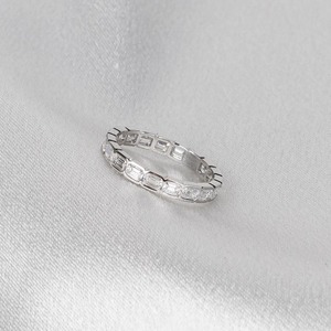 Anillo de Diamantes Cultivados en Laboratorio con Corte Esmeralda de 1.5 Quilates, Estilo Eternity en Oro Blanco de 14K, Anillo de Boda Minimalista Apilable - Product Image 2