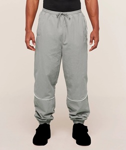 Veste de survêtement homme gris clair à manches longues avec fermeture éclair, col montant, design sportif respirant, poches latérales, idéale pour le printemps - Product Image 5