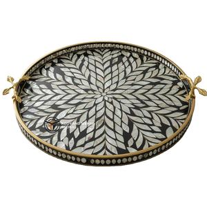 Un fournisseur indien propose un plateau de service rond en mosaïque de nacre de luxe-Finition noire et irisée, poignées en feuille d'or - Product Image 1