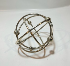 Sculpture abstraite élégante en aluminium finition argentée, art métallique contemporain, figurine décorative, statue de table pour salon - Product Image 5