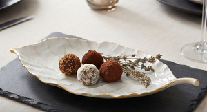 Tazón de cerámica premium en forma de hoja, hecho a mano, diseño minimalista, blanco con borde dorado, vajilla para regalo. - Product Image 3