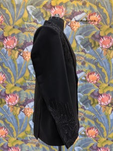 Blazer de smoking noir TR Lachka de luxe pour cérémonies, asymétrique, avec effet d'ombre et perles 3D codées - Product Image 4