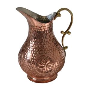 Pichet en cuivre martelé et gravé avec poignée en laiton |   Carafe à eau au fini vintage pour la décoration de la maison, l'hôtellerie et la restauration - Product Image 1
