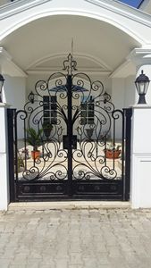 Puerta de Hierro Forjado Tradicional de Lujo con Trabajos Artísticos, Ecológica, Resistente a la Corrosión, Tamaño Personalizado, Acabado Duradero, para Propiedades Prestigiosas - Product Image 2