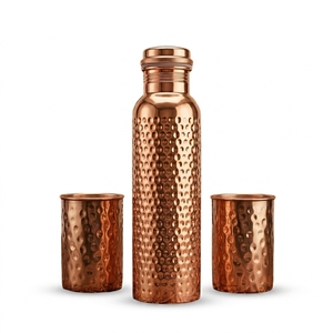 Ensemble de bouteille d'eau en cuivre pur martelé artisanal avec 2 verres assortis dans un coffret cadeau en bois de velours noir de luxe avec fermoir - Product Image 2