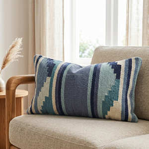 Funda de Almohada Decorativa Azul Kilim con Diseño de Rayas Tribales para Decoración de Sala de Estar Estilo Costero, Escandinavo y Moderno - Product Image 1