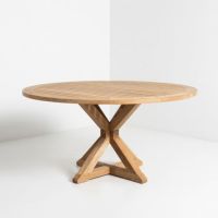 Table de patio ronde contemporaine en bois avec plateau à lattes et base en chevalet croisé pour restaurant, café, hôtel, complexe hôtelier, villa, mobilier contractuel