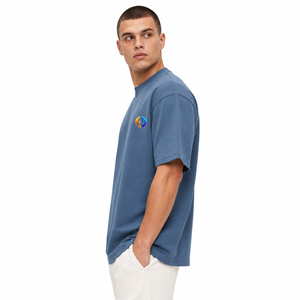 Camiseta informal extragrande para hombre con corte holgado, tela suave, mangas cortas y cuello redondo que ofrece movimiento cómodo para los días de verano. - Product Image 4