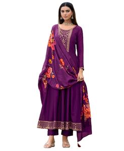 Ensemble Kurti fantaisie à manches longues, style Kanjeevaram, nouveau design élégant, broderie personnalisée avec des paillettes, de SIE - Product Image 1