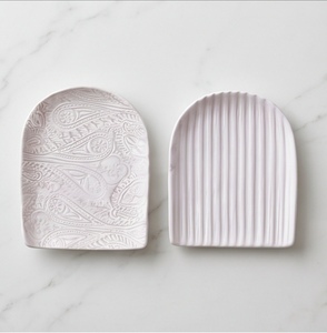 Reposacucharas de cerámica blanca con diseño arqueado en relieve, paisley y patrón acanalado para decoración de la mesa de cocina. - Product Image 1