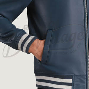 Chaqueta Bomber de Cuero Genuino Azul para Hombre con Cuello Clásico de Camisa y Puños Acanalados a Rayas, Prenda Deportiva de Cuero Completo de Primera Calidad - Product Image 2