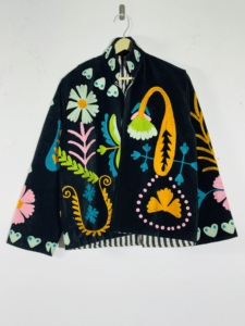 Veste Suzani en velours noir brodée • Manteau bohème floral multicolore • Fait main pour festival • Artistique - Product Image 1