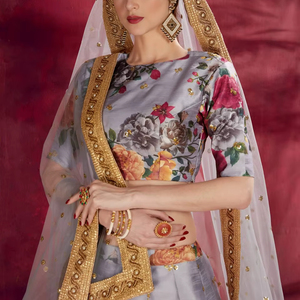 ชุดเลเฮนกาโชลีผ้าไหมลายดอกพิมพ์ดิจิทัลพรีเมียม ขอบประดับเลื่อมสีทอง สไตล์วินเทจหรูหราแบบปากีสถาน สำหรับงานปาร์ตี้และงานแต่งงาน ปี 2026 - Product Image 1