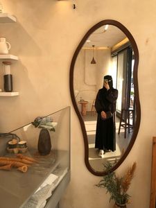 Miroir mural encadré en bois irrégulier, design moderne et minimaliste, écologique, pour la décoration intérieure et les anniversaires - Product Image 1