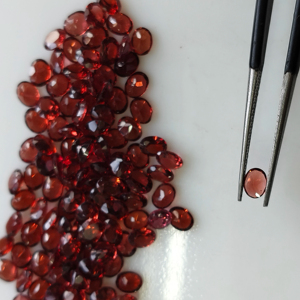 โกเมนสีแดงธรรมชาติ 4x3.5 มม. รูปทรงวงรี คุณภาพดีที่สุด พลอยหลวมสำหรับทำเครื่องประดับ - Product Image 5