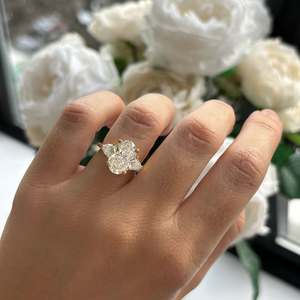 Anillo de Compromiso de Platino PT950 Premium con Diamante Ovalado Cultivado en Laboratorio, Tres Piedras con Diamantes Laterales en Forma de Pera, Certificado IGI, Color E, Joyería de Lujo - Product Image 5