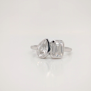 Anillo de Compromiso Toi Et Moi con Corte de Pera de 2 Quilates, con Diamantes Cultivados en Laboratorio, Oro Blanco Sólido de 14K, Engaste en Bisel, Certificado IGI - Product Image 1