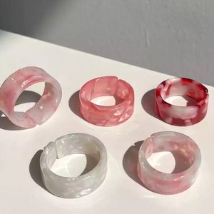 Ronds de serviette élégants en résine florale pour tables de banquet de luxe et décorations de mariage romantiques - Product Image 1