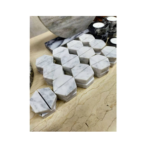 Support de cartes hexagonal en marbre blanc pour la vente en gros – Organisateur de bureau et rangement de cartes pour hôtels, bureaux et écoles - Product Image 1