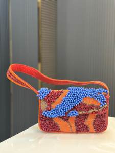 Bolso Rectangular Hecho a Mano con Patrón de Mariposa con Cuentas, Artesanía Textil, Obra de Arte Coleccionable - Product Image 1