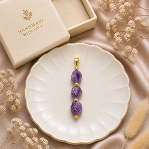 Colgante de tres piedras de rubí teñido con cuentas, chapado en oro, amuleto de piedra de nacimiento hecho a mano, conector largo, regalo de joyería para mamá - Product Image 5