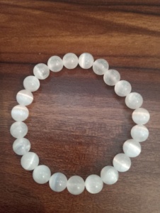 Bracelet en quartz perlé classique Amaira Jewels, forme de boule de cristal blanc, design vintage unisexe, imitation plaqué rhodium, mariage - Product Image 4