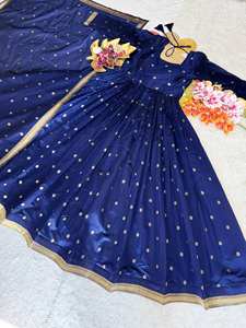 Impresionante vestido Anarkali con vuelo y dupatta para mujer, con bordado Zari dorado, perfecto para bodas y ocasiones festivas. - Product Image 4