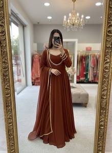 ชุดเดรสยาวแบบ Anarkali สีน้ำตาล ปักลายบนผ้าเรยอน พร้อมผ้าคลุมไหล่ ชุดประจำชาติอินเดีย-ปากีสถานสำหรับผู้หญิง - Product Image 3