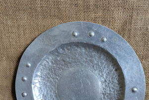 Assiette de Présentation Moderne Classique en Métal Argenté Massif, Écologique, Compatible Lave-Vaisselle, Finition Personnalisable pour Hôtels et Usage Domestique - Product Image 3